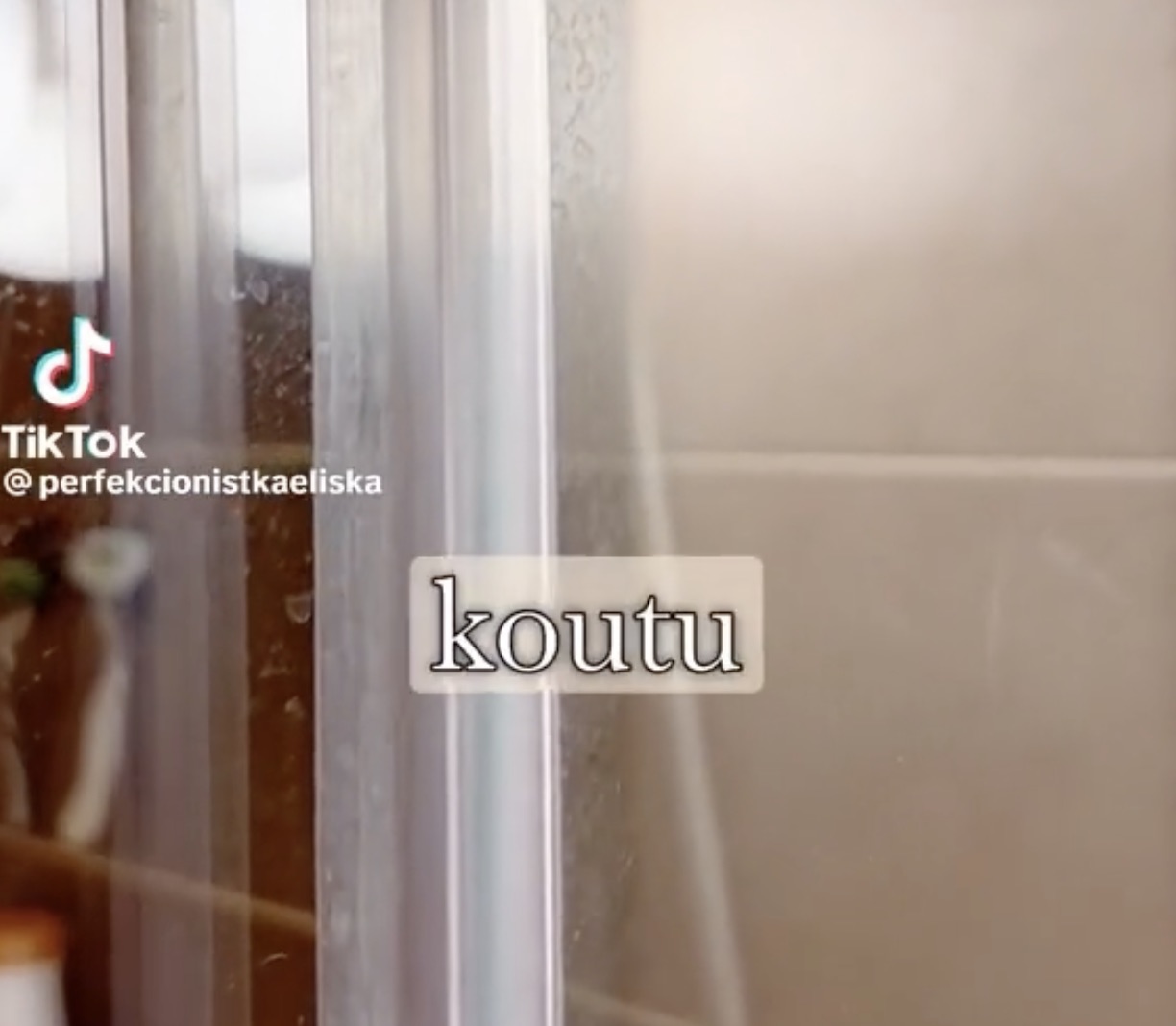 Jak snadno vyčistit stěny sprchy